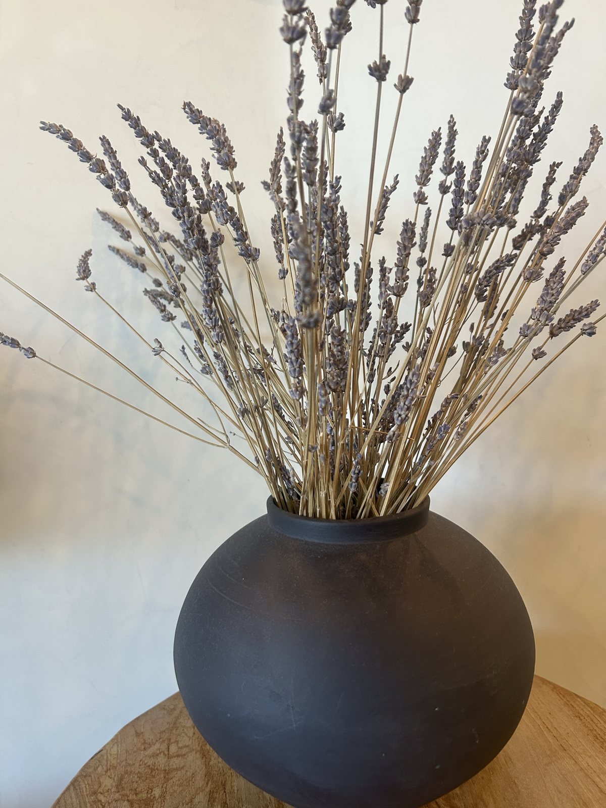 Dried lavender in a black vase